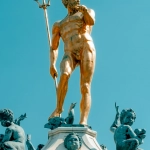 Древнегреческий храм на фоне горы Олимп в золотых лучах заката