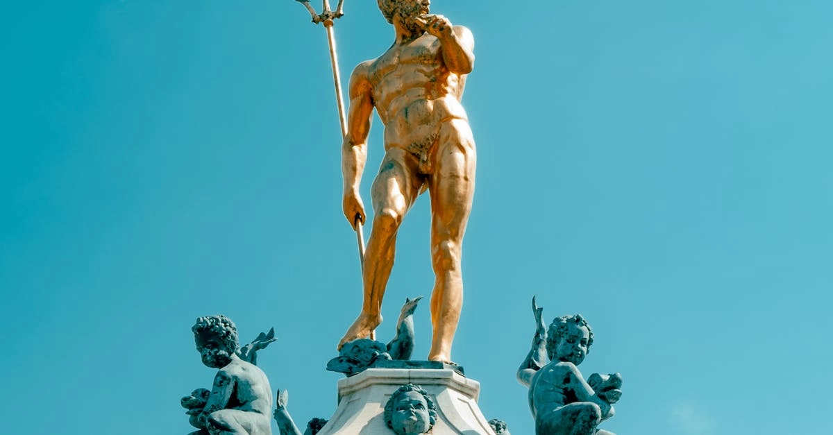 Древнегреческий храм на фоне горы Олимп в золотых лучах заката