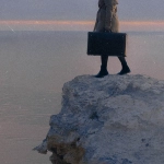 Путешественник принимает интуитивное решение на горной тропе