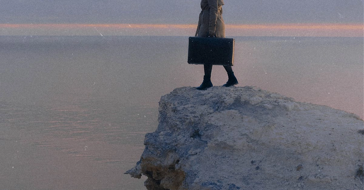 Путешественник принимает интуитивное решение на горной тропе